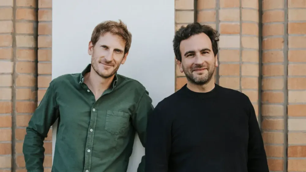 Alexandre Prot et Steve Anavi, cofondateurs de Qonto, posant devant un mur.