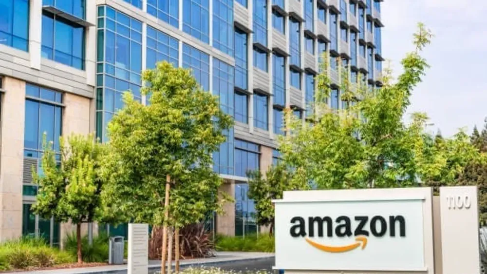 Siège d'Amazon, bâtiment moderne avec le logo de l'entreprise, illustrant l'investissement dans l'action Amazon.