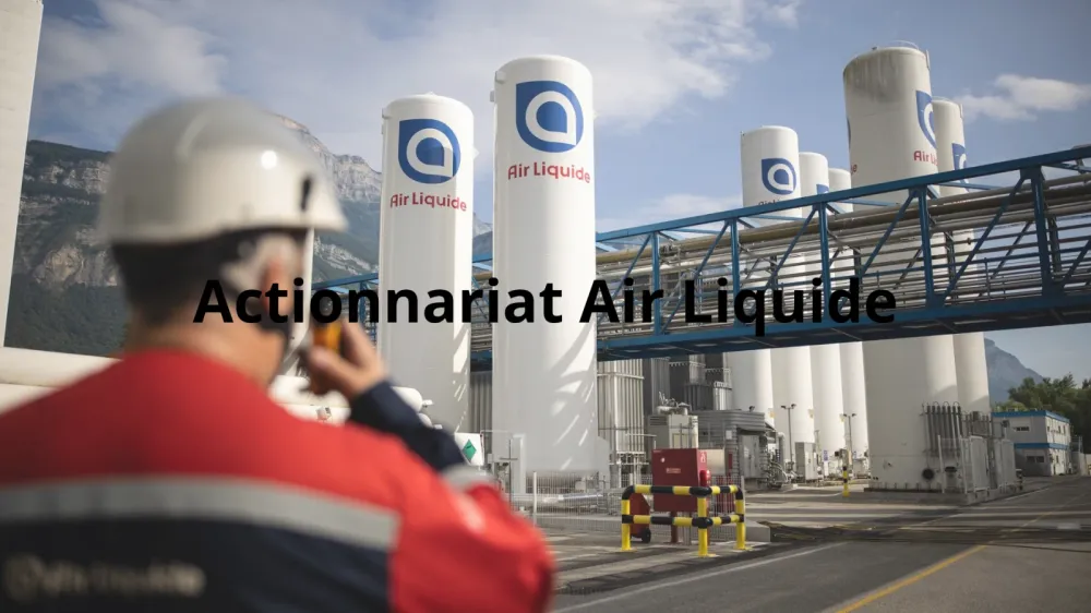 Usine Air Liquide avec des réservoirs blancs et un employé en arrière-plan, illustrant l'actionnariat de l'entreprise.