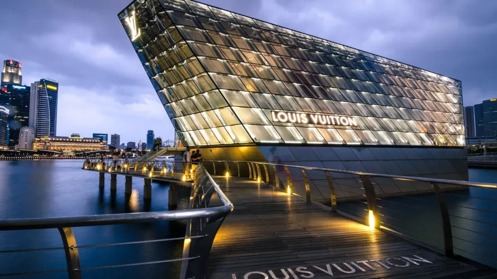 Le magasin Louis Vuitton à Marina Bay Sands, Singapour, un bâtiment emblématique sur l'eau.