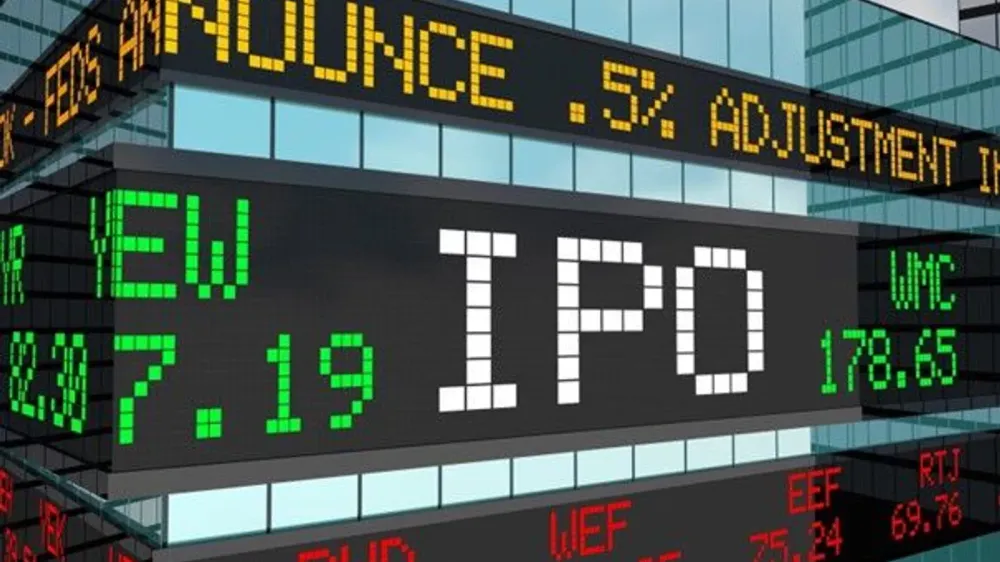 Un tableau d'affichage boursier affiche le mot IPO en blanc, entouré d'autres informations boursières en vert et jaune.