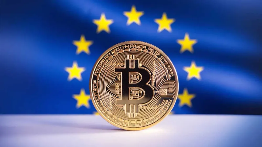 Une pièce de Bitcoin dorée devant le drapeau de l'Union Européenne, symbolisant les enjeux de la régulation MiCA pour les cryptomonnaies en Europe.