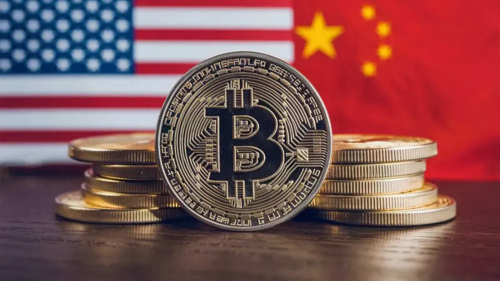 Bitcoin entre les drapeaux américain et chinois, symbolisant la compétition entre les deux pays pour la domination de la cryptomonnaie.