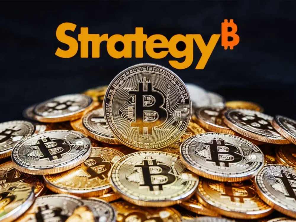 Pile de Bitcoins avec le logo StrategyB en arrière-plan, illustrant l'investissement de Strategy dans le Bitcoin.