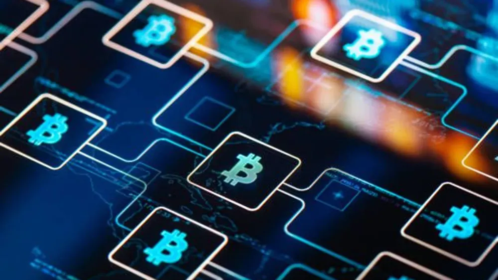 Illustration de la blockchain avec des icônes Bitcoin connectées, symbolisant la technologie sous-jacente des cryptomonnaies.