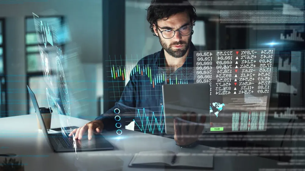 Un homme d'affaires analyse des données financières sur un écran virtuel, illustrant l'utilisation d'un carnet d'ordres.