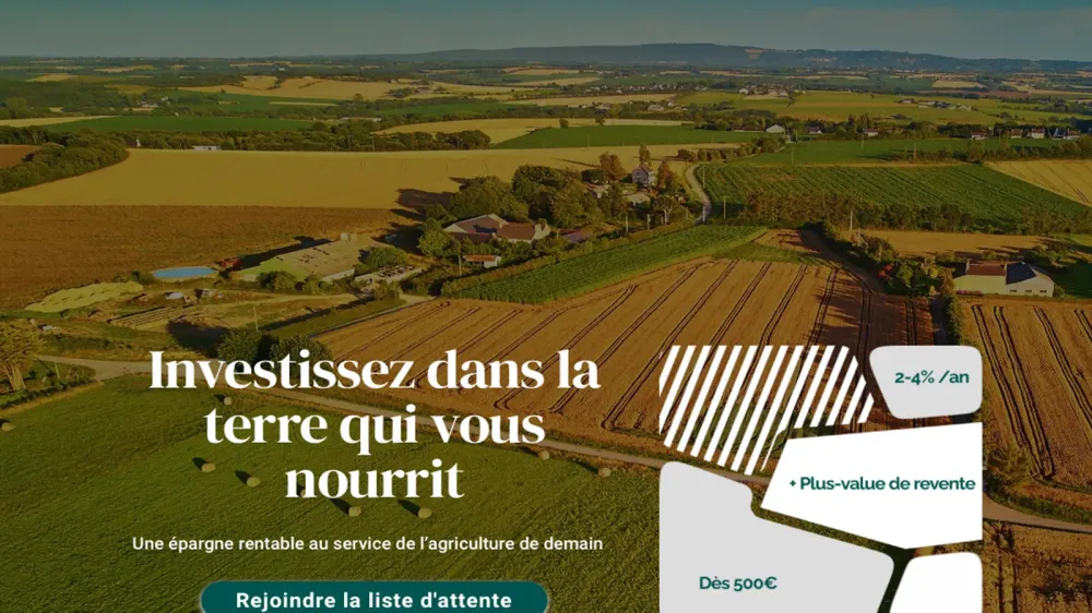 Vue aérienne de terres agricoles verdoyantes et cultivées, illustrant l'investissement dans l'agriculture durable.