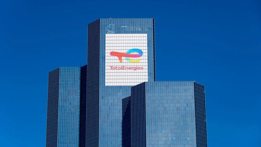 Le siège de TotalEnergies à La Défense, avec le logo de l'entreprise bien visible sur la façade.