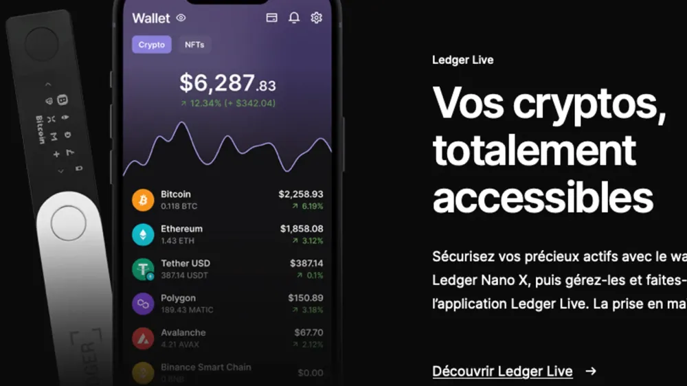 Ledger Nano X et l'application Ledger Live affichant un portefeuille de cryptomonnaies.