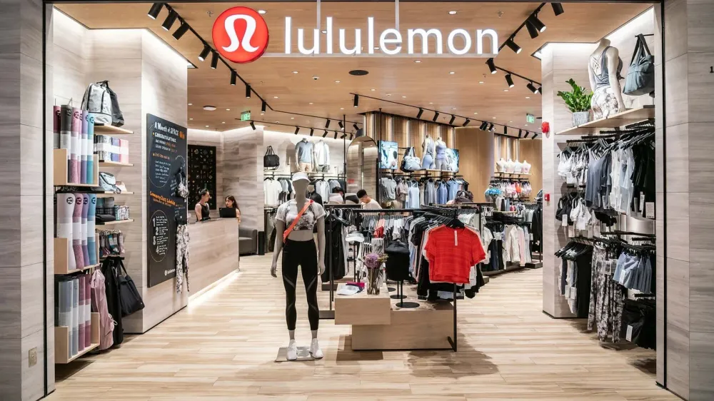 Intérieur d'un magasin Lululemon, présentant des vêtements de sport et des accessoires, avec un design moderne et épuré.