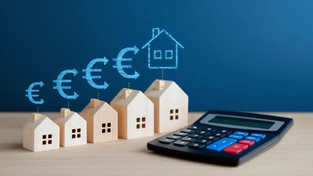 Illustration de l'augmentation des prix de l'immobilier avec des maisons en bois et des symboles Euro, accompagnée d'une calculatrice.