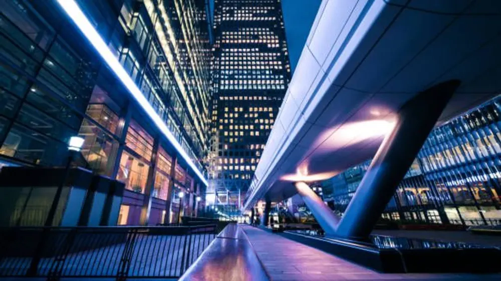 Vue nocturne de Canary Wharf, Londres, illustrant l'architecture moderne et l'innovation financière, symbolisant la tokenisation immobilière en Europe.