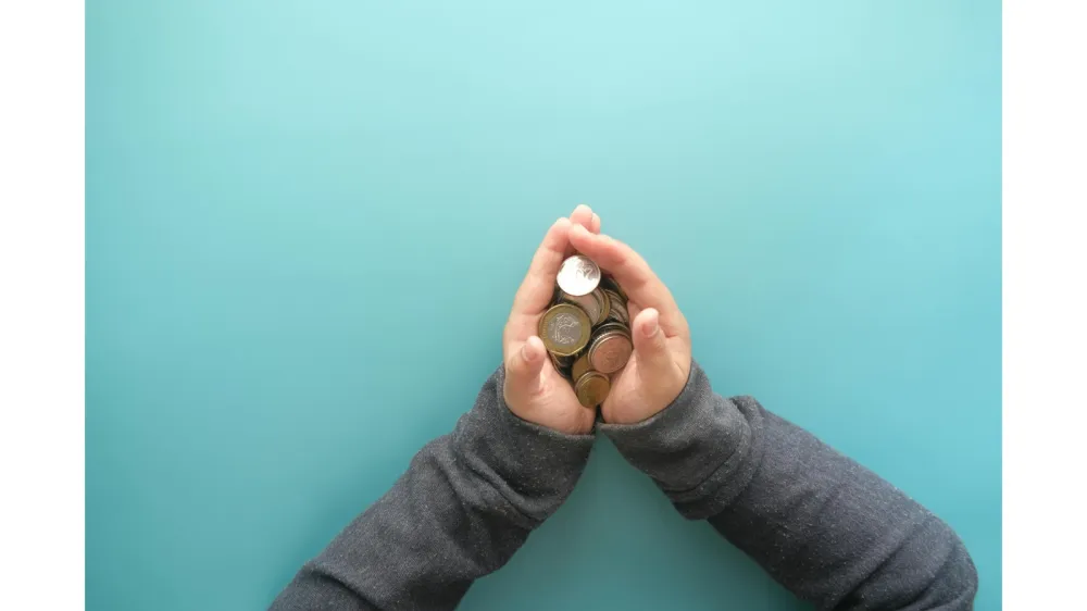 Pièces dans les mains d'une personne
