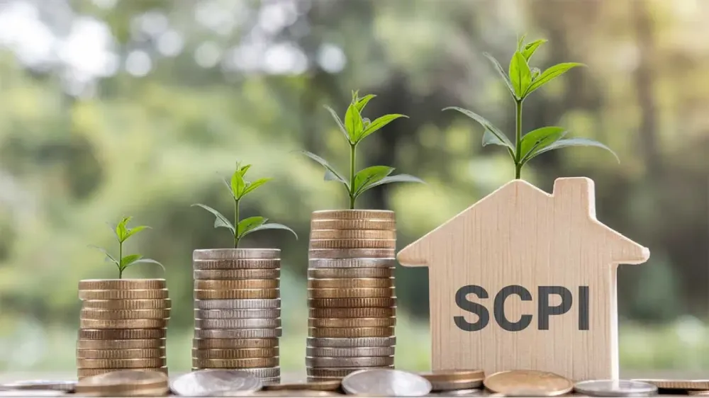 Illustration de la croissance financière avec des pièces de monnaie, des jeunes plantes et une maison en bois portant l'inscription SCPI.