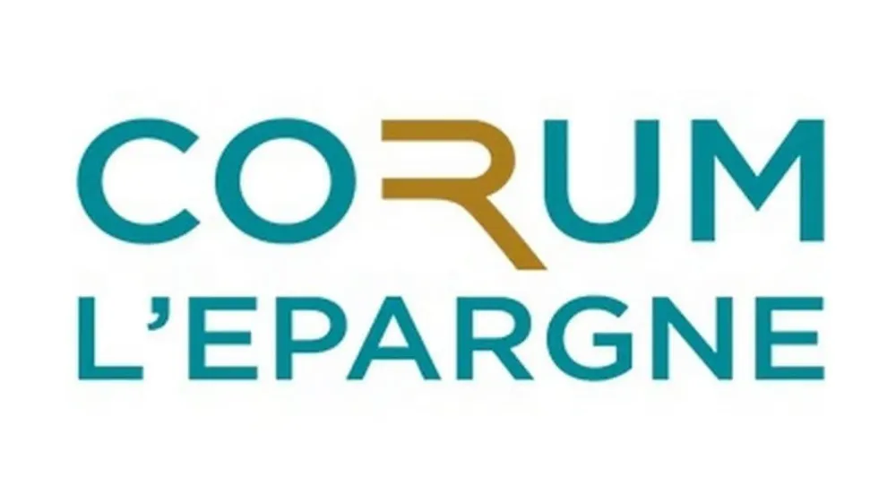 Logo de CORUM L'Épargne, avec le mot CORUM en bleu turquoise sauf le R en ocre, et L'ÉPARGNE en bleu turquoise en dessous.