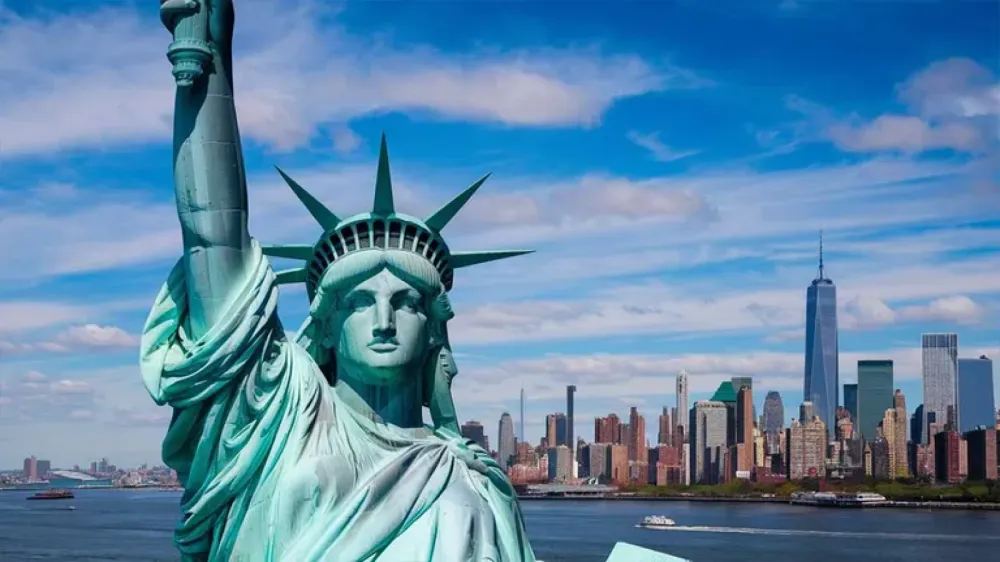La Statue de la Liberté et la skyline de New York, symbolisant l'opportunité d'investir dans l'immobilier américain via une nouvelle SCPI.