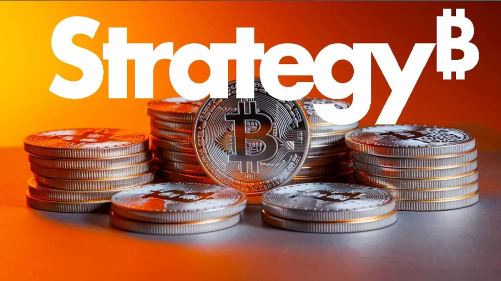 Image de pièces Bitcoin empilées avec le mot 'Strategy' en grand au-dessus, illustrant la stratégie d'investissement de Michael Saylor dans le Bitcoin.