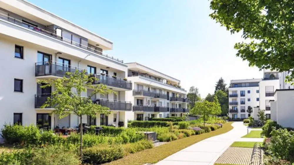 Immeuble moderne avec balcons, représentant la tokenisation immobilière.
