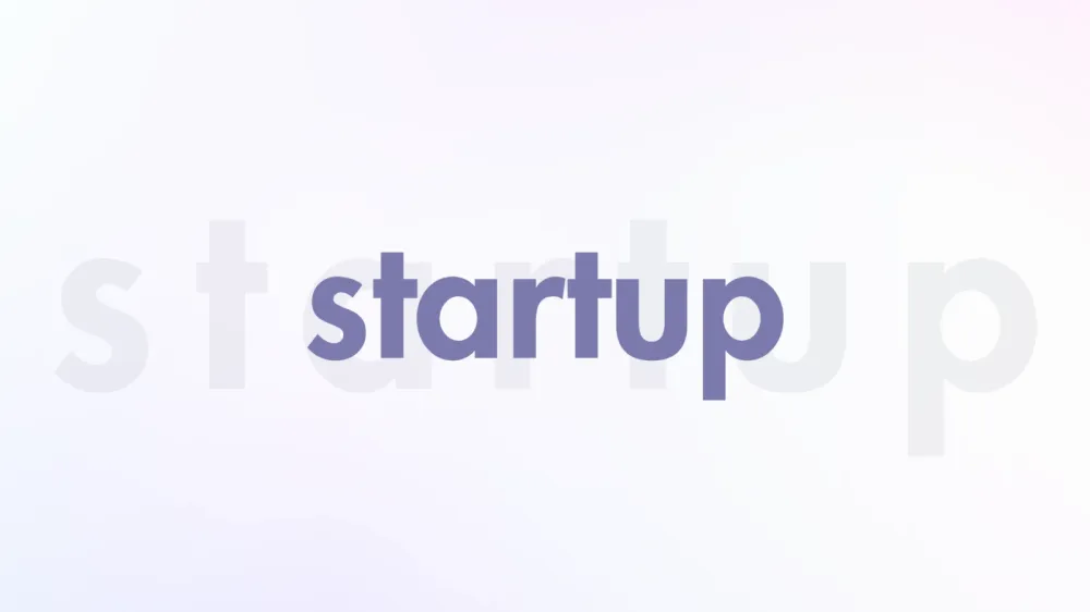 Le mot 'startup' est écrit en violet au centre de l'image, avec des versions plus pâles du même mot de chaque côté.