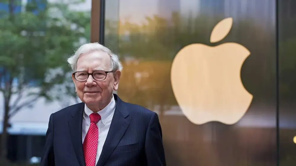 Warren Buffett devant le logo Apple, symbolisant son investissement dans l'entreprise.