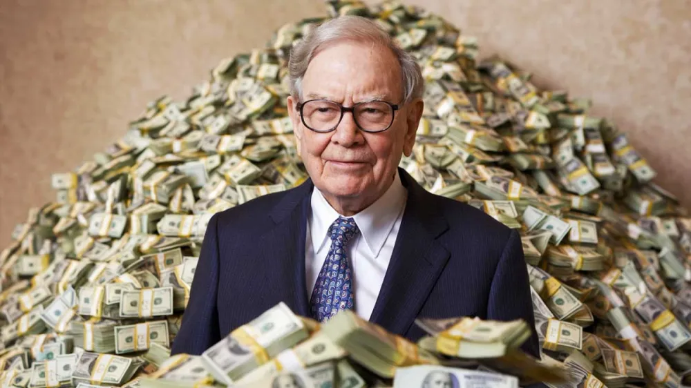 Warren Buffett souriant devant une montagne de liasses de billets de banque, symbolisant sa richesse et sa stratégie d'investissement prudente.