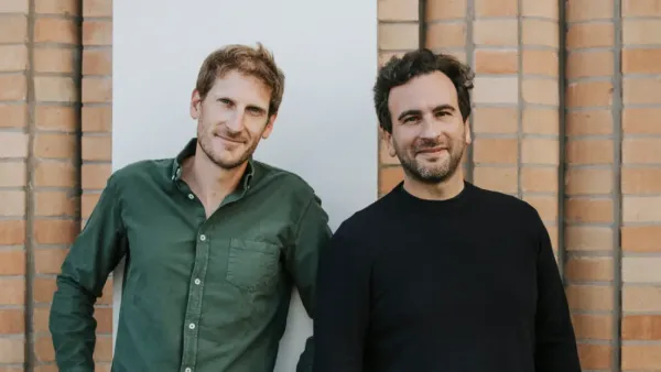Alexandre Prot et Steve Anavi, cofondateurs de Qonto, posant devant un mur.
