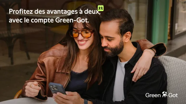 Couple souriant regardant un téléphone, promotion du compte Green-Got.