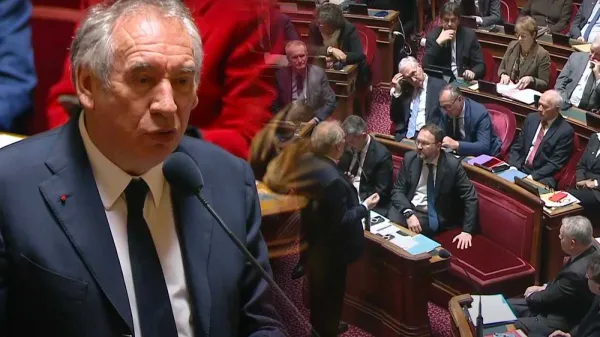 Un homme politique s'exprime au micro devant une assemblée, illustrant les discussions budgétaires pour 2025.