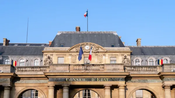 Façade du Conseil d'État à Paris, avec les drapeaux français et européen, symbole de l'administration et des politiques publiques.