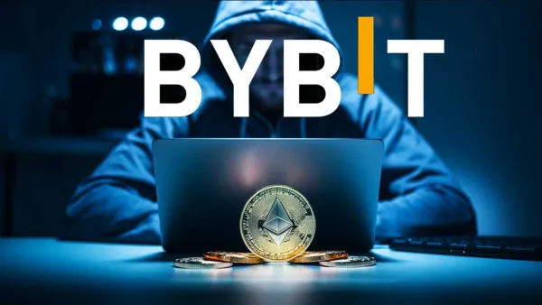 Image d'un hacker devant un ordinateur avec le logo Bybit et une pièce d'Ethereum, suggérant un piratage de crypto-monnaie.