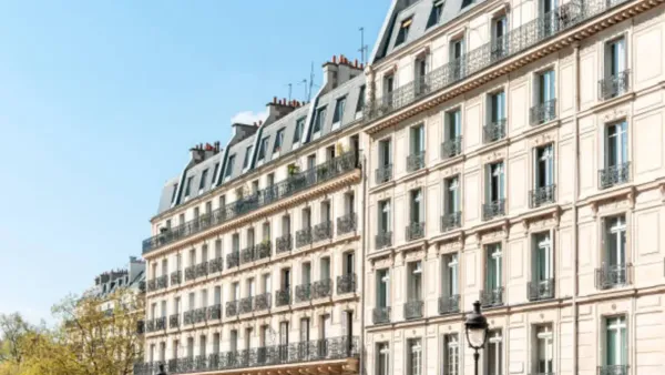 Immeubles parisiens typiques avec balcons en fer forgé, représentant l'investissement immobilier.