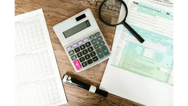 Feuille déclaration d'impôts avec une calculatrice et une loupe