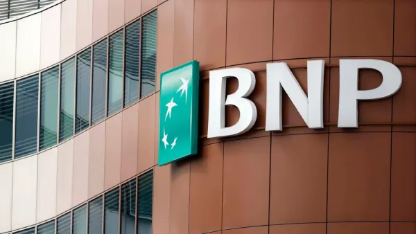 Logo BNP Paribas sur la façade d'un bâtiment moderne, symbole de la banque et de ses activités financières.