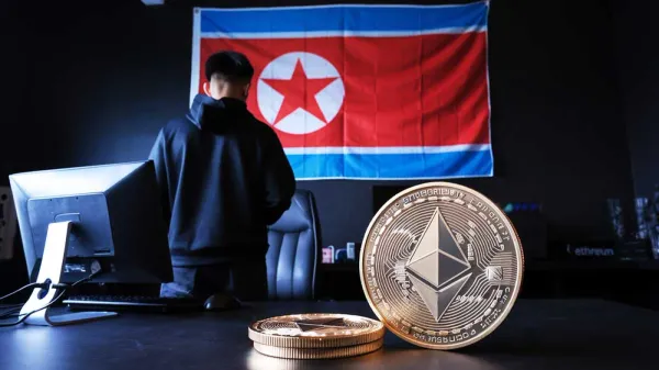 Un homme devant un ordinateur avec le drapeau nord-coréen en arrière-plan et des pièces d'Ethereum au premier plan.