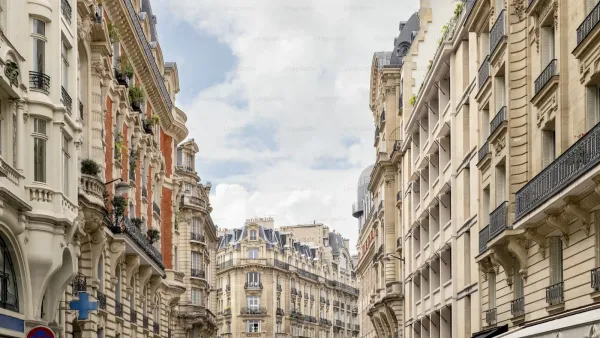 Rue de Paris avec des appartements