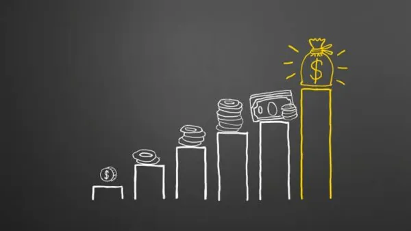 Graphique illustrant la croissance financière avec des piles de pièces et de billets menant à un sac d'argent brillant.