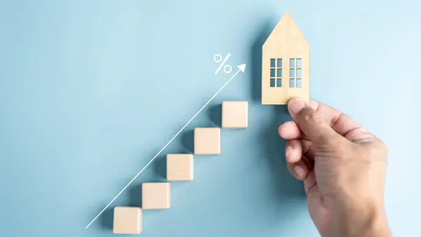 Illustration de la croissance du marché immobilier avec des blocs en bois et une maison miniature.