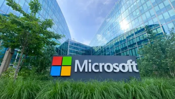 Le siège de Microsoft avec le logo de l'entreprise en premier plan.