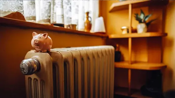 Un cochon tirelire rose posé sur un radiateur, symbolisant les économies d'énergie potentielles grâce à des travaux de rénovation.