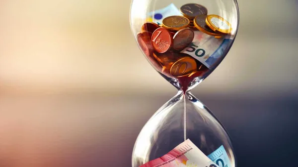 Sablier rempli de pièces et de billets en euros, symbolisant l'argent qui s'écoule et se perd avec le temps.