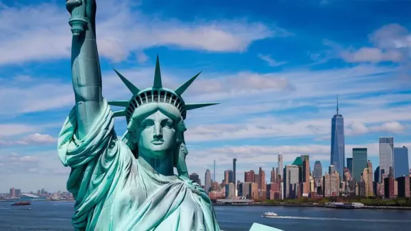 La Statue de la Liberté et la skyline de New York, symbolisant l'opportunité d'investir dans l'immobilier américain via une nouvelle SCPI.