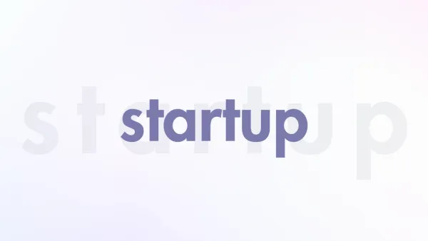 Le mot 'startup' est écrit en violet au centre de l'image, avec des versions plus pâles du même mot de chaque côté.