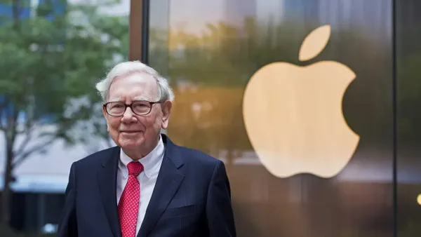 Warren Buffett devant le logo Apple, symbolisant son investissement dans l'entreprise.